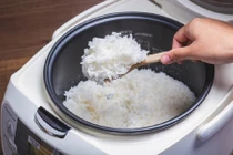 Nồi cơm điện ngốn tiền điện vì thói quen nhiều người mắc