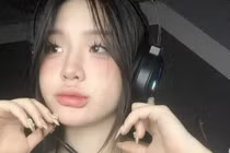 Nữ game thủ Việt gây sốt với phong cách táo bạo khó rời mắt