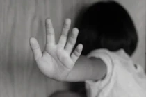 Bé gái 9 tuổi ở Bình Dương bị mẹ ruột và bạn trai của mẹ bạo hành