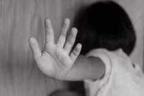 Bé gái 9 tuổi ở Bình Dương bị mẹ ruột và bạn trai của mẹ bạo hành