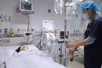 Nhân viên y tế dũng cảm giằng lại trẻ sơ sinh khỏi tay kẻ cầm dao truy sát