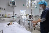 Nhân viên y tế dũng cảm giằng lại trẻ sơ sinh khỏi tay kẻ cầm dao truy sát