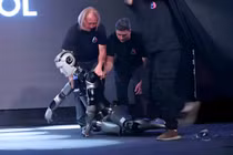 Robot AI đầu tiên của Nga ngã sấp mặt trên sân khấu