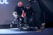 Robot AI đầu tiên của Nga ngã sấp mặt trên sân khấu