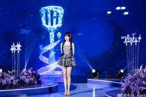 “Nữ thần” LPL October diện váy siêu ngắn, khoe chân dài cực phẩm