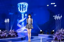 “Nữ thần” LPL October diện váy siêu ngắn, khoe chân dài cực phẩm