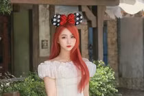 Nữ streamer Châu Mòe gây sốt khi chụp ảnh cùng Kaka