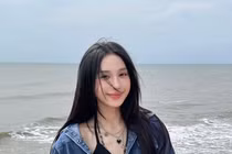 Mina Young gây tranh cãi vì tự in standee Faker