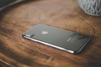 Người tinh tế luôn úp điện thoại xuống bàn vì lý do này