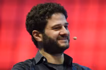 Đồng sáng lập Facebook kiệt sức, thú nhận “phải đeo mặt nạ mỗi ngày”