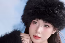 Bắt trend biến hình, nữ MC gây sốt với bikini táo bạo