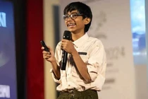 Thần đồng AI 16 tuổi tự lập startup tuyển cả bố vào làm