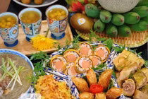 Người bận rộn chuẩn bị mâm cỗ cúng Rằm tháng 7 thế nào?