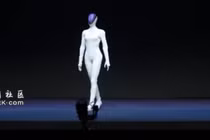 Robot Iron của Trung Quốc gây sốc với dáng vẻ nữ tính