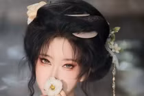 Mỹ nhân cosplay nuôi rắn làm thú cưng gây sốt Douyin