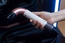 Máy sấy tóc Dyson 15 triệu gây sốt với thiết kế “ống nước”