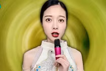 Nữ streamer thay đồ siêu tốc khiến cả cõi mạng đảo điên 