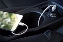 Sạc điện thoại trên ô tô, thói quen nhỏ, rủi ro lớn