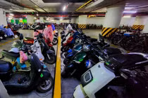 Nhiều hầm chung cư ở Hà Nội chỉ nhận gửi xe điện, chưa có chỗ sạc vì lo cháy nổ