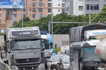Cấm xe tải đi vào làn tốc độ cao nhất trên cao tốc, đơn vị quản lý đường nói gì?