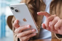 Apple cảnh báo, iPhone dễ bị hack chỉ với một cú chạm