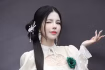 Mai Dora bùng nổ nhan sắc tại fanmeeting T1 