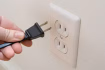 Hóa đơn điện tăng vì quên rút củ sạc? Sự thật bất ngờ