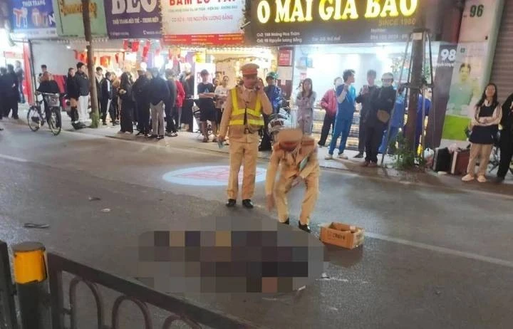 Hiện trường vụ ô tô tông xe máy trên phố Hà Nội khiến một người tử vong