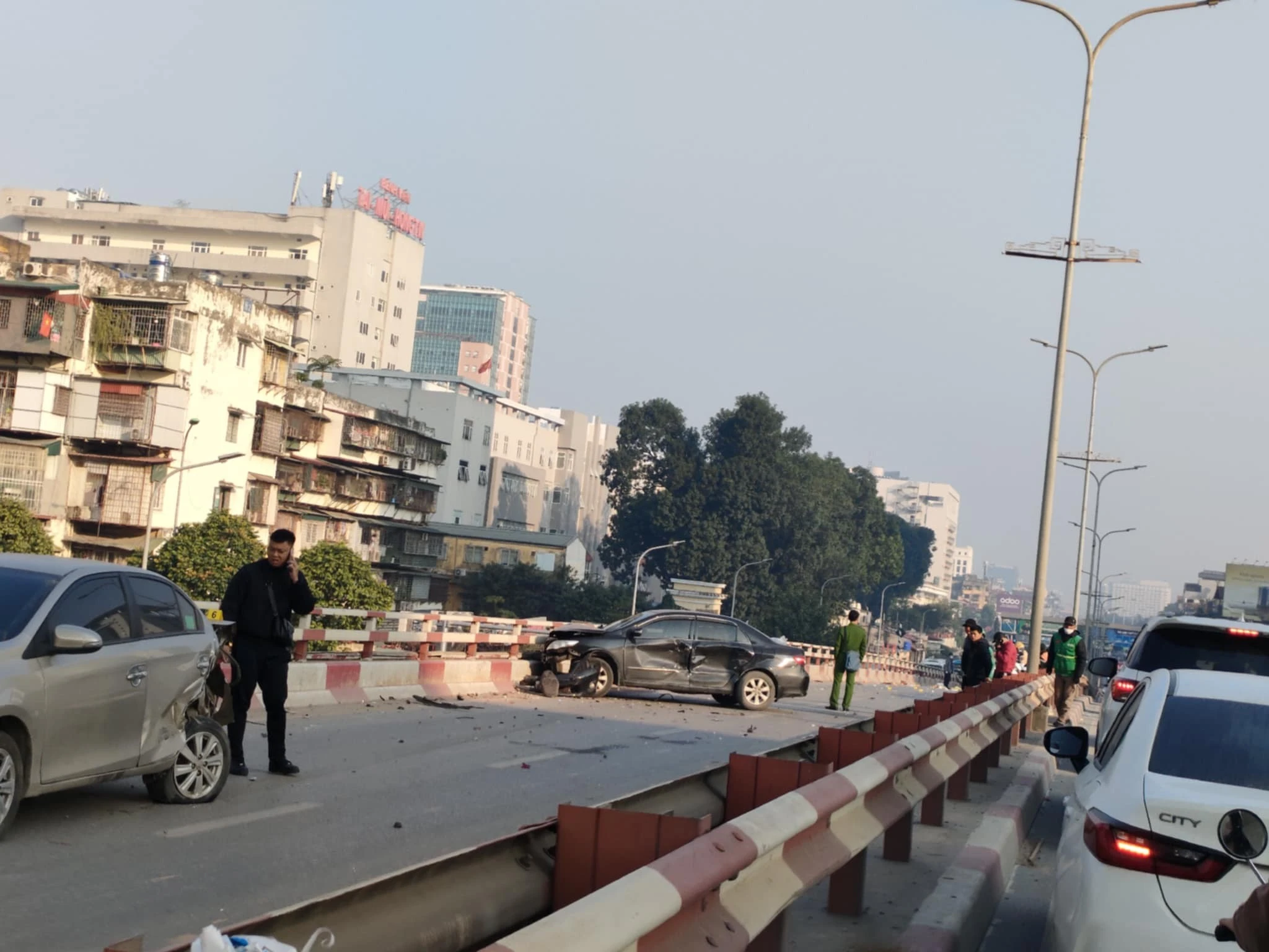 Hiện trường vụ ô tô tông liên hoàn trên cầu vượt Vọng khiến 1 người tử vong