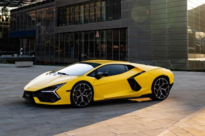 Lamborghini Revuelto vẫn dùng máy xăng V12 như các bản đàn anh nhưng lại nhẹ hơn 17 kg, đồng thời lại tạo ra công suất tối đa lớn hơn, đạt 825 mã lực tại tua máy 9.250 vòng/phút, cao hơn 125 mã lực so với Aventador.