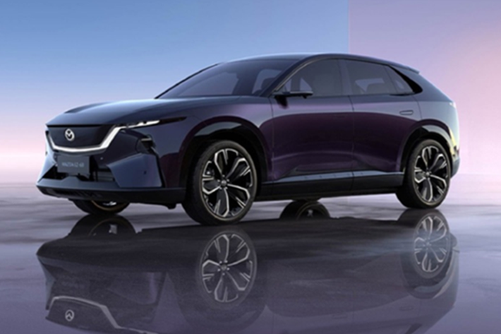 Tâm điểm của gian hàng là mẫu SUV cỡ trung Madza EZ-60, được xem là "át chủ bài" mở màn cho chiến lược sản phẩm mới của thương hiệu Nhật Bản tại quốc gia đông dân nhất thế giới.