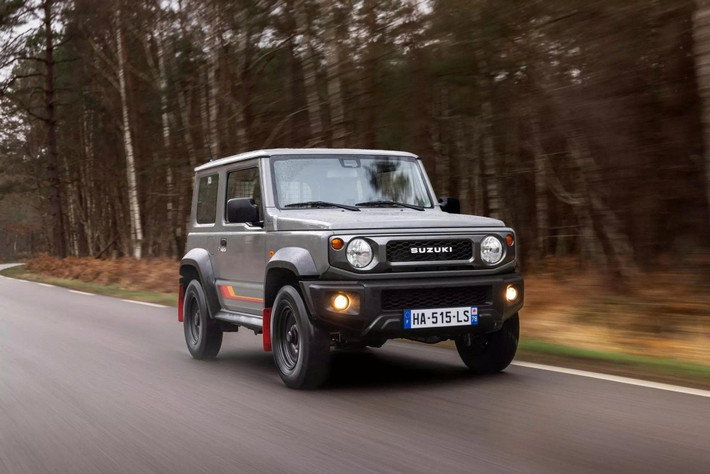 Jimny 55th Anniversary nổi bật với diện mạo đậm chất retro. Xe sở hữu lưới tản nhiệt màu đen được thiết kế riêng, bộ tem thân xe cổ điển, chắn bùn sơn đỏ và ốp bánh dự phòng dạng mềm in hình tê giác, biểu tượng quen thuộc gắn liền với dòng Jimny. Bộ mâm thép sơn đen tăng thêm vẻ mạnh mẽ cho tổng thể, dù không thay đổi quá nhiều so với bản tiêu chuẩn nhưng vẫn đủ để tạo nên sự khác biệt rõ nét.