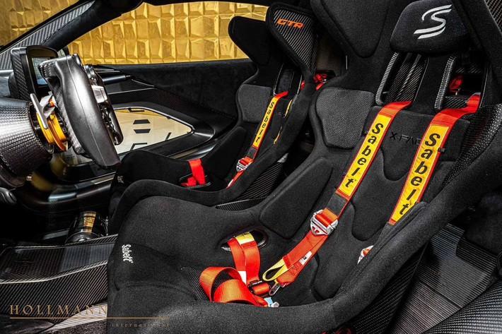 Trên thực tế, việc sở hữu một chiếc Senna GTR không chỉ đòi hỏi tiềm lực tài chính mạnh, mà còn cần có điều kiện sử dụng phù hợp. Vì không thể lưu thông hợp pháp trên đường phố, mẫu xe này gần như chỉ dành cho sưu tầm hoặc trải nghiệm trên các đường đua chuyên biệt, điều không dễ đáp ứng với đa số khách hàng, kể cả ở châu Âu hay châu Á.