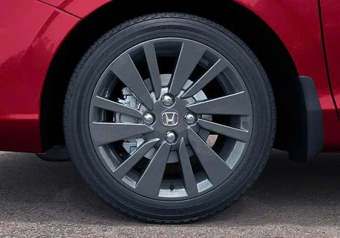 Về thiết kế ngoại thất, City Sport mang nhiều điểm tương đồng với bản RS đang phân phối tại Việt Nam. Xe được trang bị lưới tản nhiệt đen bóng, bộ mâm sơn đen, cánh lướt gió sau, ốp gương và ăng-ten vây cá mập cùng tông màu tối, tạo cảm giác mạnh mẽ và năng động. Biểu tượng "Sport" xuất hiện ở đuôi xe giúp phân biệt với các phiên bản khác. Honda cung cấp ba tùy chọn màu sơn cho phiên bản này, gồm đỏ, trắng và xám.