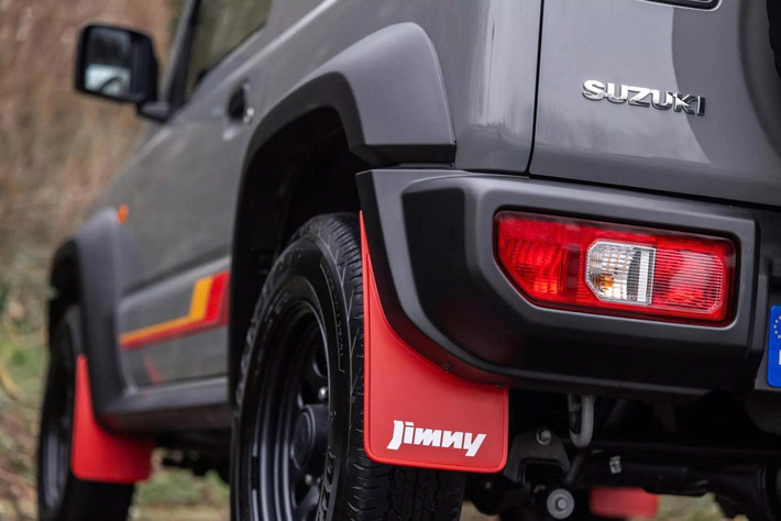 Trước phiên bản này, Suzuki đã nhiều lần giới thiệu các bản đặc biệt khác nhau của Jimny tại nhiều thị trường như: Jimny Horizon tại Đức, Jimny Mata ở Ý, Jimny Heritage ở Úc, Rhino ở Malaysia và 4Style ở Brazil. Mỗi phiên bản đều mang những tinh chỉnh riêng, phục vụ cho từng thị hiếu địa phương. Tuy nhiên, tương lai của Jimny vẫn là một dấu hỏi.
