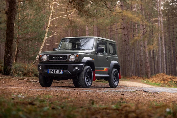 Trước khi rút khỏi thị trường Pháp do các quy định khí thải ngày càng siết chặt, Suzuki đã kịp để lại dấu ấn bằng một phiên bản đặc biệt của dòng SUV cỡ nhỏ Jimny. Mang tên gọi Jimny 55th Anniversary, đây là mẫu xe đánh dấu cột mốc 55 năm kể từ khi chiếc Jimny đầu tiên ra đời, đồng thời như một lời chia tay trang trọng với người dùng tại châu Âu.