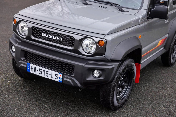 Đây là phiên bản được Suzuki hướng tới những người đam mê sưu tầm và cá nhân hóa xe. Thiết kế của bản kỷ niệm cũng có thể trở thành nguồn cảm hứng độ xe thú vị dành cho cộng đồng người chơi Jimny tại Việt Nam.