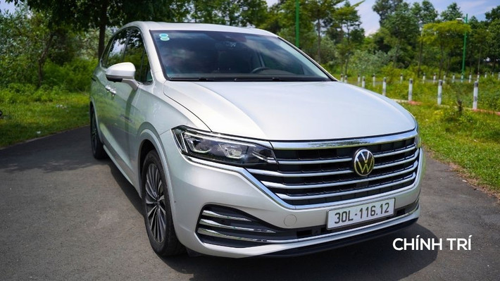 Volkswagen Viloran hiện được phân phối tại Việt Nam thông qua hình thức nhập khẩu nguyên chiếc từ Trung Quốc, sản phẩm của liên doanh SAIC và Volkswagen. Xe có mức giá dao động từ khoảng 2 đến hơn 2,2 tỷ đồng tùy phiên bản, một con số không hề nhỏ, nhưng vẫn nằm trong vùng dễ tiếp cận nếu xét trên tổng giá trị mà xe mang lại.