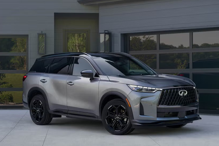 QX60 phiên bản Sport mới không có sự nâng cấp về hiệu suất mà chỉ là gói nâng cấp ngoại hình với lưới tản nhiệt mới, mâm 20 inch và nội thất hai tông màu xanh-đen.