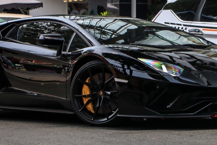 Chiếc xe này mang ngoại thất màu đen bóng, khác biệt hoàn toàn với màu đen nhám của chiếc Lamborghini Aventador S LP740-4 từng xuất hiện tại cảng Hải Phòng vào đầu năm 2020, và hiện đã bị tái xuất sang nước thứ 3 từ rất lâu. Ngoại hình xe còn có điểm nhấn với bộ mâm sơn đồng màu ngoại thất, kẹp phanh màu vàng tạo điểm nhấn.