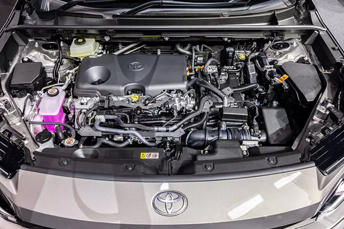 Nằm bên trong thân vỏ của xe là nền tảng khung gầm TNGA-K cũ nhưng đã được cải tiến để tăng độ cứng xoắn và độ cứng của hệ thống treo. Xe sở hữu kích thước dài x rộng x cao lần lượt 4.600 x 1.855 x 1.680 mm và chiều dài cơ sở 2.690 mm.