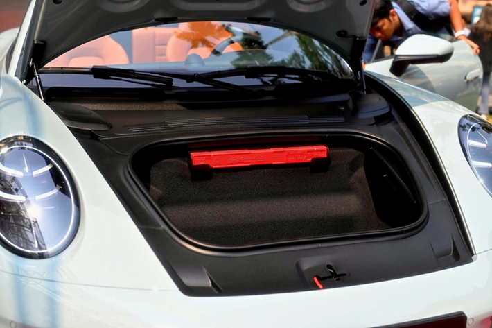 Porsche thiết kế nội thất 911 mới với tiêu chuẩn hai chỗ ngồi. Lần đầu tiên nút khởi động mới xuất hiện trên 911, được đặt ở bên trái của vô lăng.