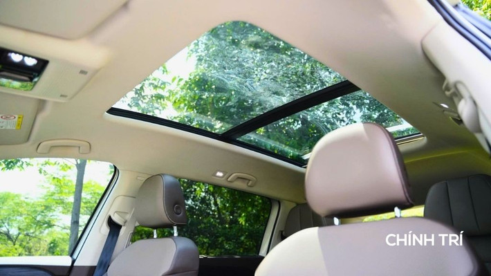 Xe được trang bị cửa sổ trời toàn cảnh, mang lại không gian mở rộng và cảm giác thoáng đãng cho cabin. Cửa sổ trời này không chỉ giúp tăng thêm ánh sáng tự nhiên, mà còn nâng cao trải nghiệm di chuyển, tạo cảm giác gần gũi với thiên nhiên, đặc biệt trong những chuyến đi dài.