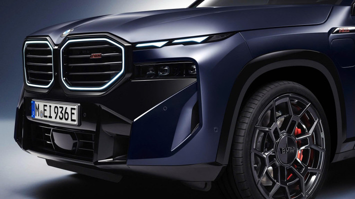 Đây cũng là mẫu xe M đầu tiên của BMW được trang bị hệ thống truyền động plug-in hybrid tiên tiến, tích hợp bộ pin điện dung lượng hơn 25 kWh, cho phép xe vận hành độc lập bằng điện với quãng đường lên đến hơn 80 km, một tính năng đáng giá trong bối cảnh thành phố tại châu Âu ngày càng siết chặt quy định khí thải.