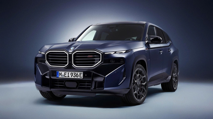 BMW một lần nữa khiến thế giới xe sang dậy sóng khi chính thức trình làng mẫu XM Label Red vào năm 2024, phiên bản mạnh mẽ nhất trong lịch sử của dòng XM và cũng là chiếc SUV sản xuất thương mại có công suất lớn nhất từng được hãng xe Đức tạo ra.