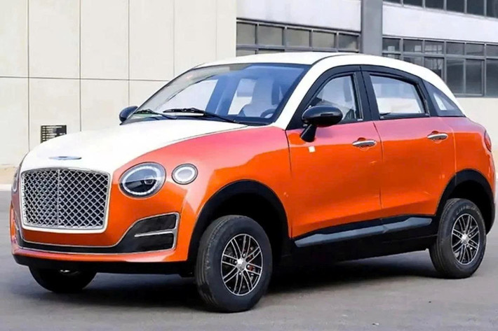 Ngoại hình của chiếc xe gần như là bản sao của Bentayga, từ lưới tản nhiệt dạng ma trận, cụm đèn pha kép đến các đường nét thân xe bệ vệ. Dù kích thước nhỏ hơn bản gốc, nhưng phong cách thiết kế tạo hiệu ứng thị giác cao, khiến nhiều người lầm tưởng đây là một chiếc SUV cao cấp thực thụ.