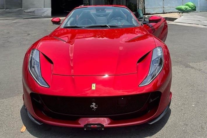 Đây hiện là 1 trong 2 chiếc siêu xe mui trần Ferrari 812 GTS đang có mặt tại Việt Nam, xe đầu tiên về nước cách đây 6 tháng, đã bàn giao cho người mua là ông Đặng Lê Nguyên Vũ, nhưng sẽ vài năm nữa, có khi là không bao giờ chiếc Ferrari 812 GTS này được lái ra đường, vì chủ xe thích sưu tầm.