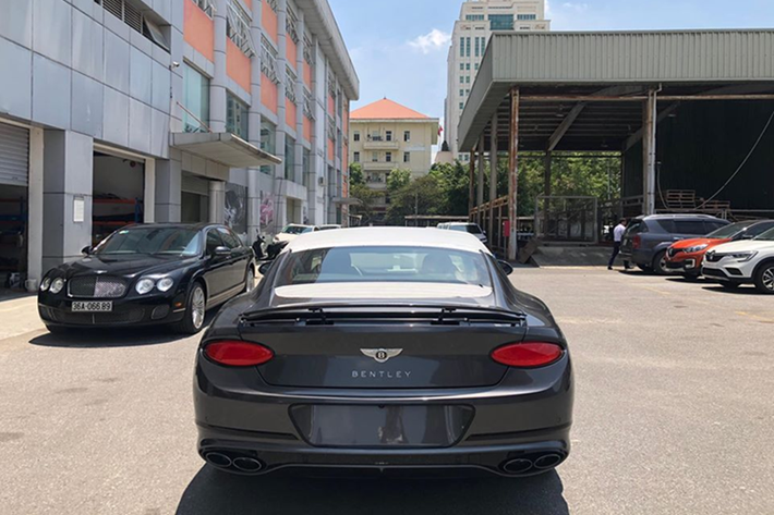 Giá xe Bentley Continental GT V8 mới nhất tại Việt Nam theo diện phân phối chính hãng ước tính hơn 16 tỷ đồng chưa bao gồm tùy chọn cũng như chi phí ra biển số. Chiếc xe Bentley Continental GT V8 thế hệ mới của doanh nhân Hải Phòng cũng là xe đầu tiên về nước và được mua chính hãng.