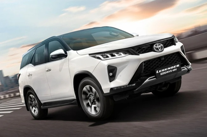 Đúng như tên gọi, thay đổi lớn nhất của Toyota Fortuner hybrid nằm ở động cơ. Fortuner Mild-hybrid được trang bị công nghệ "Neo Drive" – hệ thống hybrid nhẹ 48V từng xuất hiện trên Urban Cruiser Hyryder và Glanza. Hệ thống này hỗ trợ cho động cơ diesel 2.8L, duy trì công suất 204 mã lực và mô-men xoắn cực đại 500 Nm.