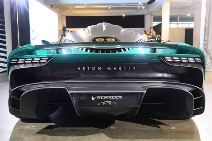 Siêu xe Aston Martin Valhalla có khả năng tăng tốc từ vị trí xuất phát lên 100 km/h trong vòng thời gian 2,5 giây trước khi đạt tốc độ tối đa là 330 km/h.